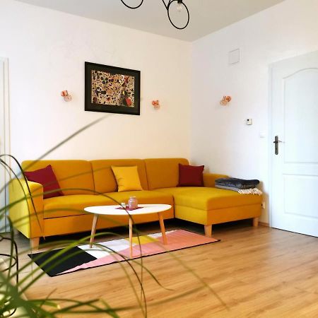 Cozyhome The Castle Apartment - Spacious, Quiet, High Ceiling 브라티슬라바 외부 사진