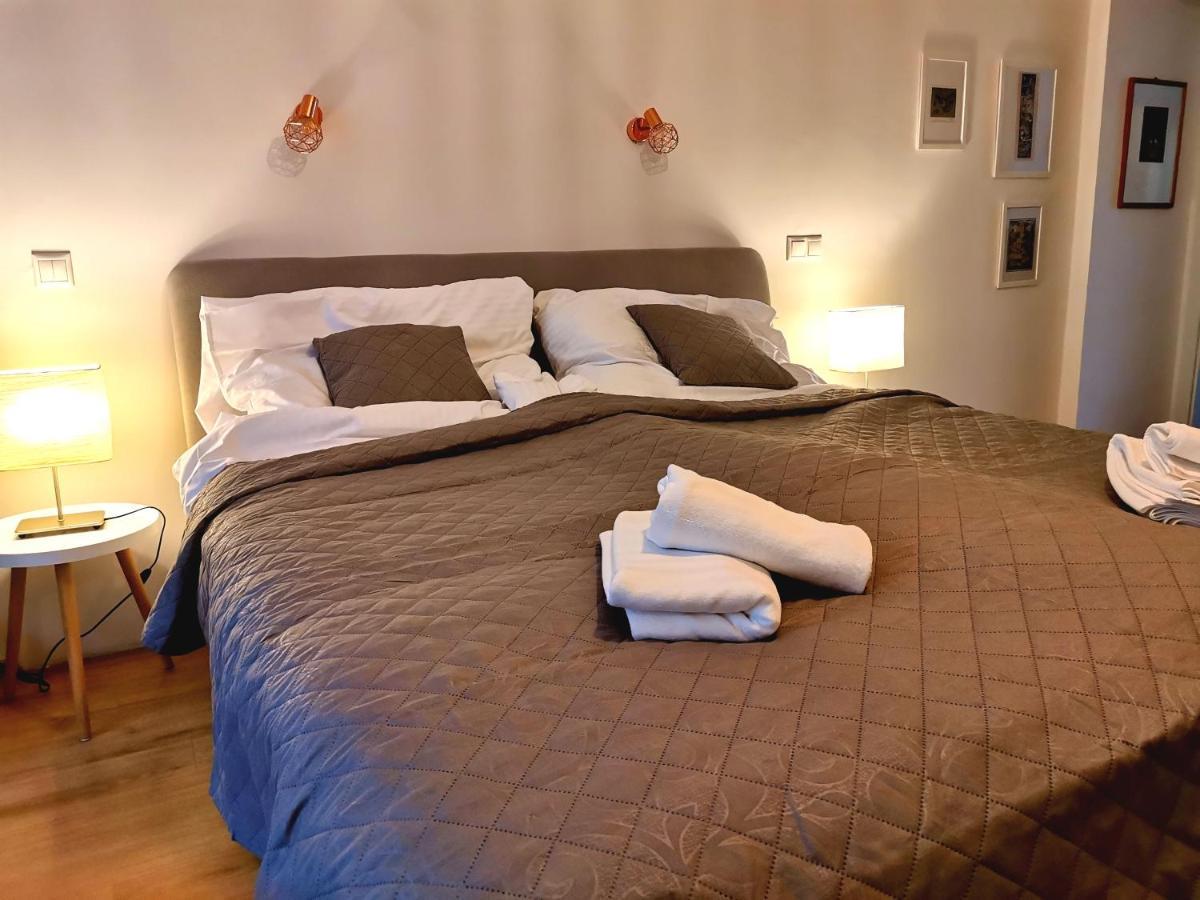 Cozyhome The Castle Apartment - Spacious, Quiet, High Ceiling 브라티슬라바 외부 사진