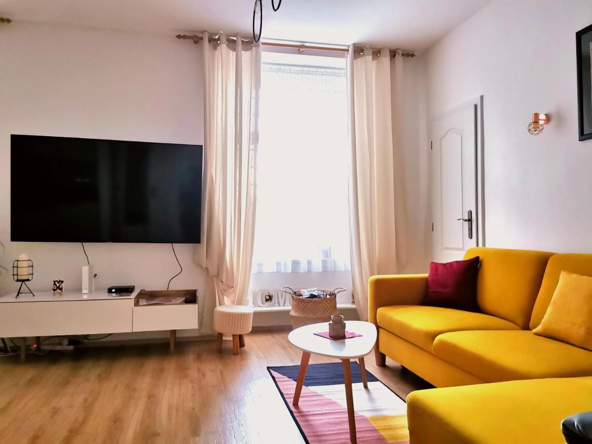 Cozyhome The Castle Apartment - Spacious, Quiet, High Ceiling 브라티슬라바 외부 사진