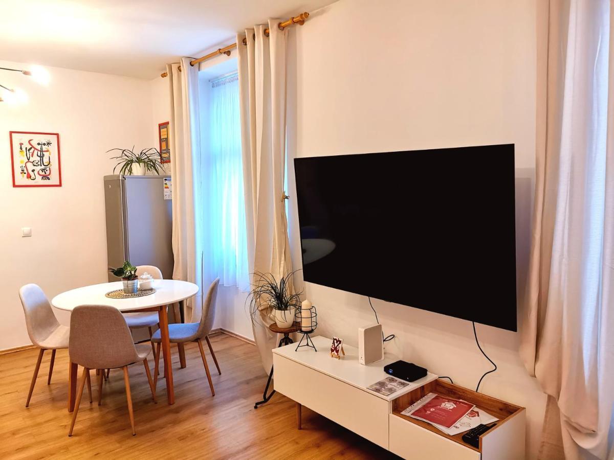 Cozyhome The Castle Apartment - Spacious, Quiet, High Ceiling 브라티슬라바 외부 사진