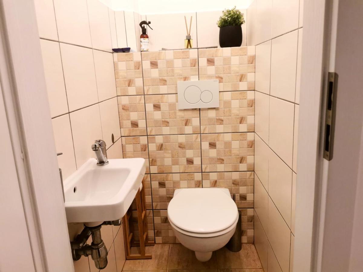 Cozyhome The Castle Apartment - Spacious, Quiet, High Ceiling 브라티슬라바 외부 사진